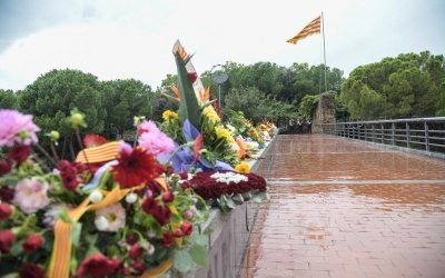 El pont del Parc Catalunya, després de l'ofrena floral/ Roger Benet